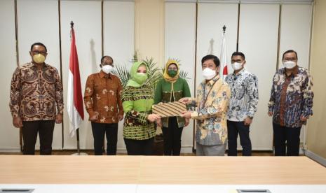 Nicke Widyawati Direktur Utama Pertamina dengan Alfian Nasution CEO SH Commercial & Trading PT Pertamina Patra Niaga melakukan Penandatanganan Instrument of transfer saham Pertamina International Marketing & Distribution disaksikan oleh Emma Sri Martini Direktur Keuangan PT Pertamina (Persero) dan Arya Suprihadi Direktur Keuangan SH PT Pertamina Patra Niaga dalam acara Penandatanganan Dokumen Legal End State Subholding Pertamina di Taman Patra 6, pada Rabu (1/9).