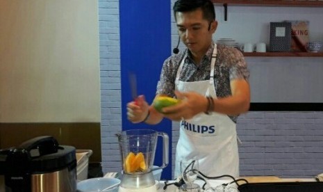 Nicky Tirta menjalani tantangan memasak untuk dipersembahkan pada istrinya di Hari Ibu nanti.