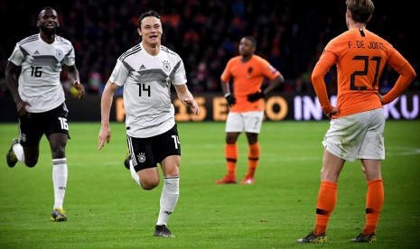 Nico Schulz (kedua kiri) merayakan gol kemenangan Jerman yang dicetaknya ke gawang Belanda.