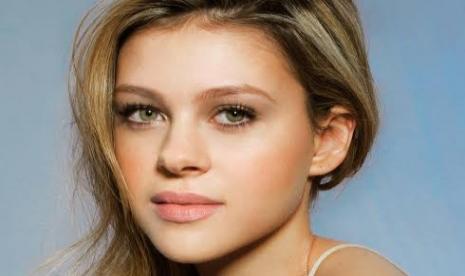 Nicola Peltz tidak pakai gaun rancangan sang ibu mertua, Victoria Beckham.