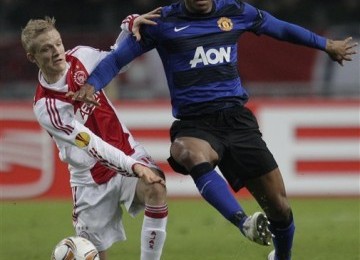 Nicolai Boilesen (kiri), pemain Ajax Amsterdam, berduel dengan pemain sayap Manchester United, Antonio Valencia, di laga putaran kedua Liga Eropa di Stadion Arena, Amsterdam, Kamis (16/2). 