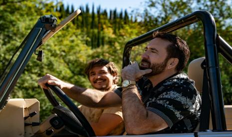 Nicolas Cage (kanan) beradu akting dengan Pedro Pascal di film The Unbearable Weight of Massive Talent.