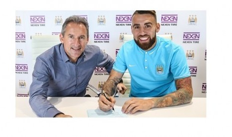 Nicolas Otamendi (kanan) saat penandatanganan kontrak memperkuat Manchester City.