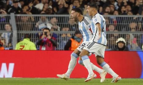 Nicolas Otamendi (kiri) dari Argentina melakukan selebrasi setelah mencetak gol ke gawang Paraguay dalam pertandingan kualifikasi Piala Dunia 2026 zona CONMEBOL di Stadion Mas Monumental, Buenos Aires, Argentina, Jumat (12/10/2023) pagi WIB.. 