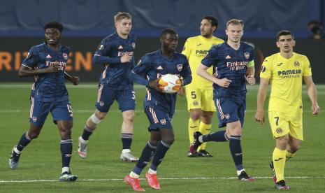 Nicolas Pepe dari Arsenal, tengah, melakukan selebrasi setelah mencetak gol pembuka timnya dari tendangan penalti selama pertandingan sepak bola leg pertama semifinal Liga Europa antara Villarreal dan Arsenal di stadion Estadio de la Ceramica di Villarreal, Spanyol, Kamis, 29 April 2021.