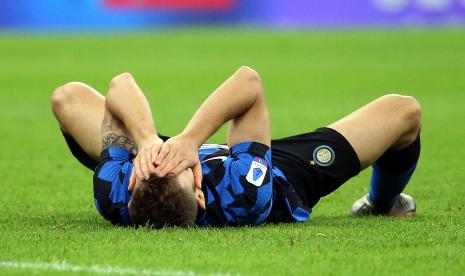  Nicolo Barella dari ter Milan bereaksi selama pertandingan sepak bola Serie A Italia antara Inter Milan dan AC Milan di stadion Giuseppe Meazza di Milan, Italia, 17 Oktober 2020.