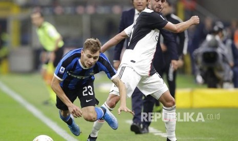 Nicolo Barella (kiri) dan Miralem Pjanic berduel pada laga Serie A Liga Italia antara Inter Milan melawan Juventus di stadion San Siro, Milan, Itali, Senin (7/10) dini hari.