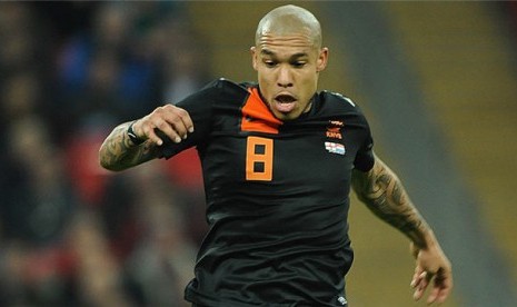 Nigel de Jong, gelandang timnas Belanda, mengenakan jersey timnas warna hitam. 