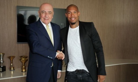 Nigel De Jong (kanan) dan CEO Milan Adriano Galliani