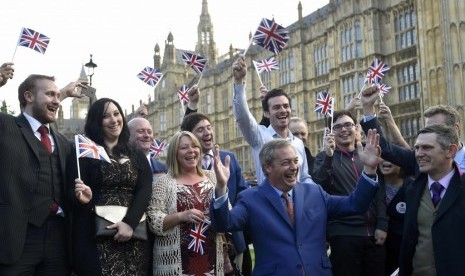 Nigel Farage (depan), pemimpin United Kingdom Independence Party (UKIP) merayakan kemenangan setelah hasil sementara referendum menunjukkan warga Inggris memilih keluar dari Uni Eropa, Jumat (24/6).