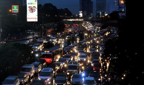 Night traffic jam after rain pours Jakarta. (file photo)