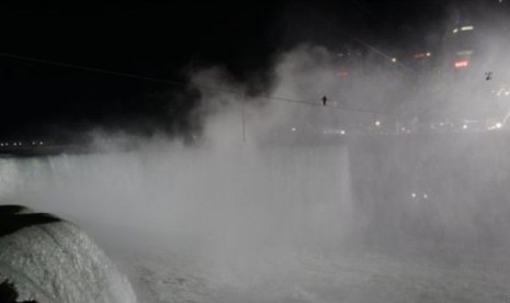 Nik Wallenda berjalan meniti tali sepanjang 1,800 kaki melintasi air terjun Niagara (15/6)