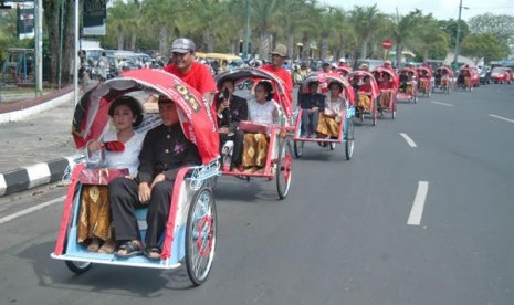  Nikah Massal. Sejumlah pasangan pengantin diarak menggunakan becak setelah mengikuti nikah massal di Masjid Jami' Al Baitul Amien Jember, Jawa Timur