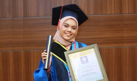 Niken Widyastuti, mahasiswa program studi Sistem Informasi, berhasil menjadi wisudawan terbaik dalam pagelaran wisuda Universitas BSI (Bina Sarana Informatika) kampus Yogyakarta ke-28.