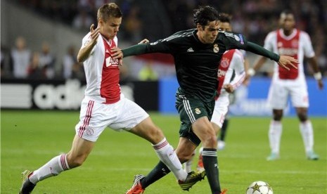 Niklas Moisander (kiri), pemain Ajax Amsterdam, berebut bola dengan playmaker Real Madrid, Ricardo Kaka, saat laga Liga Champions di Amsterdam Arena pada Rabu (3/10). 