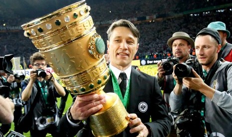 Niko Kovac memegang Piala Jerman.