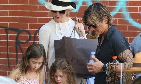 Nikole Kidman, Keith Urban dan kedua anak mereka 