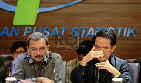 Nilai ekspor Impor: Kepala Badan Pusat Statistik (BPS) Suryamin (kanan), bersama Deputi Bidang Statistik Distribusi dan Jasa Sasmito Hadi Wibowo saat konferensi pers tentang ekspor impor di kantor BPS, Jakarta, Senin (16/2).