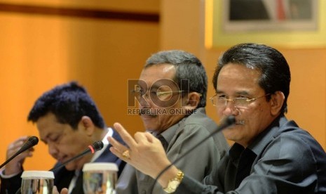 Nilai ekspor Impor: Kepala Badan Pusat Statistik (BPS) Suryamin (kanan), bersama Deputi Bidang Statistik Distribusi dan Jasa Sasmito Hadi Wibowo (tengah), dan Deputi Bidang Ekonomi Bappenas Leonard VH. Tampubolon saat konferensi pers tentang ekspor impor d