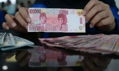 Nilai tukar rupiah terhadap dolar AS terus melemah di atas Rp 14 ribu.