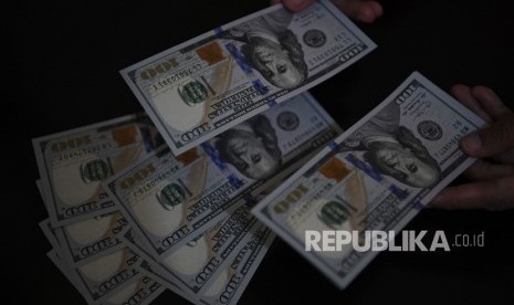 Nilai Tukar Rupiah Terhadap Dolar. Petugas melayani penukaran uang dolar Amerika di salah satu gerai penukaran valuta asing, Jakarta, Jumat (1/3/2019).