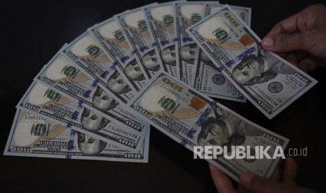 Nilai Tukar Rupiah Terhadap Dolar. Petugas melayani penukaran uang dolar Amerika di salah satu gerai penukaran valuta asing, Jakarta, Jumat (1/3/2019). 