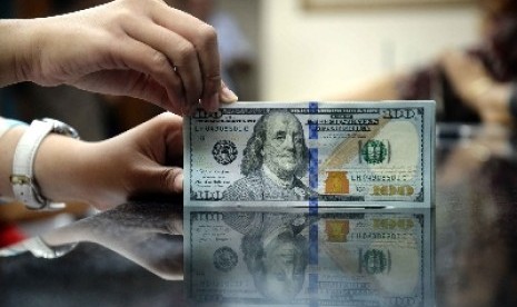 Nilai tukar rupiah terhadap dollar AS makin terpuruk hingga menembus Rp 12.800.