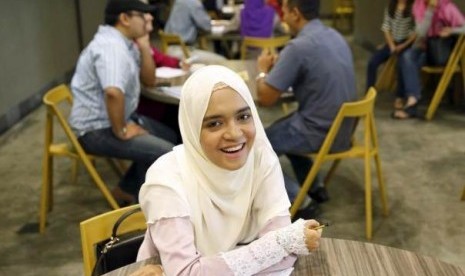 Nina (24 tahun) tersenyum saat menghadiri Kencan Kilat Halal di Kuala Lumpur, Malaysia. 