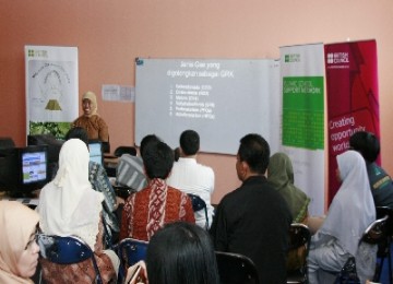 Nina Nurania, aktivis climate change memberikan presentasi tentang perubahan iklim secara global di depan peserta Islamic School Support Network yang diselenggarakan oleh British Council bersama Harian Republika di SD Islamic Village Karawaci, Tangerang, p