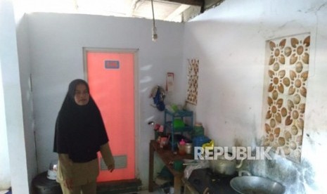 Nining (44) guru honorer di  SD Negeri Karya buana 3, Kecamatan Cigeulis, Kabupaten Pandeglang, terpaksa harus tinggal di toilet sekolah tempatnya mengajar karena kondisi ekonomi yang lemah, Senin (15/7).