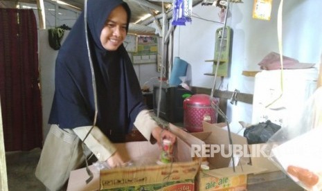 Nining (44) guru honorer di  SD Negeri Karya buana 3, Kecamatan Cigeulis, Kabupaten Pandeglang, terpaksa harus tinggal di toilet sekolah tempatnya mengajar karena kondisi ekonomi yang lemah, Senin (15/7).