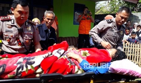 Nining dibawa dari rumahnya ke RSUD R Syamsudin SH Kota Sukabumi untuk menjalani perawtan karena lemas tidak mau makan Senin (2/6).