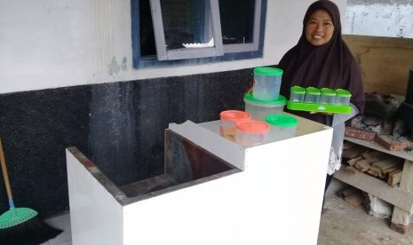 Nining mendapatkan bantuan gerobak untuk usahanya.