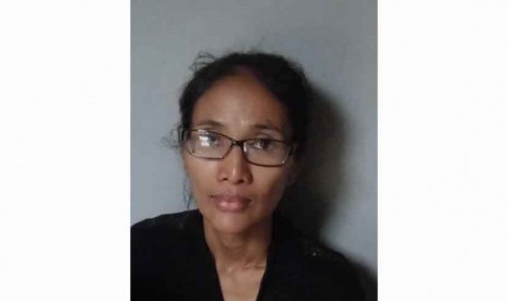 Nining Sukarni (45 tahun), orang tua Febri Andriansyah alias Mayang Prasetyo (27), WNI yang tewas dimutilasi dan direbus di Brisben, Australia, tampak sedih di rumah kontrakannya di Jl Panglima Polim, Gang Star, Kelurahan Sukamenanti, Kota Bandar Lampung, 