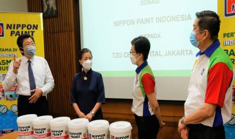 Nippon Paint memfasilitasi pengecatan ruang perawatan pasien COVID-19 di Tzu Chi Hospital, Jakarta Utara seluas 8.300 meter persegi dengan 2.900 liter pelapis dan cat anti-mikroba.  (Ki-ka): Direktur Tzu Chi Hospital dr.  Gunawan Susanto, Sp.BS (kiri), Ketua Yayasan Budha Tzu Chi Indonesia Liu Su Mei (kedua kiri), Marketing Manager Nippon Paint Indonesia Linda Kam (tengah), dan Head of Protective Coatings and Project Sales Nippon Paint Indonesia Chia Boon (kanan).