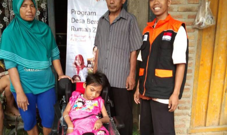 Nirmala penderita Celebral Palsy menerima bantuan dari Rumah Zakat