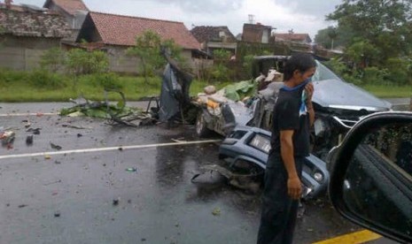 Nissan Juke yang menghantam Xenia di Tol Purbaleunyi KM 135+700. 