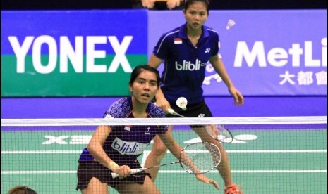 Nithya Krishinda Maheswari berusaha mengembalikan bola disaksikan oleh pasangannya Greysia Polii dalam perempat final Hong Kong Open Super Series 2014, Jumat (21/11).