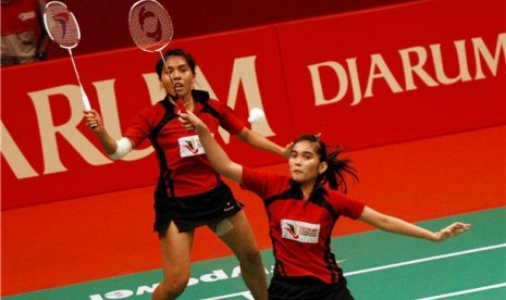 Nitya Krishinda Maheswari (kiri) dan Anneke Feinya Agustin