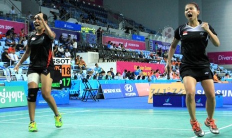 Nitya Krishinda Maheswari (left) and Greysia Polii after winning the game on Thursday. (file)