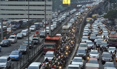 No MRT system and unlimitation car population in Jakarta are the main causes of daily traffic in Jakarta. (illustration)