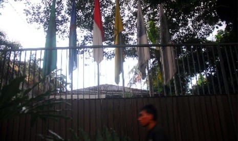 No Prosperous Justice Party's flag flies in front of Secretariat of ruling coalition office in Jakarta, few days ago.  