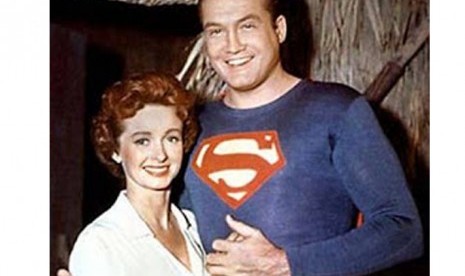 Noel Neil (kiri) berperan sebagai Lois Lane di film serial TV Adventure of Superman.  