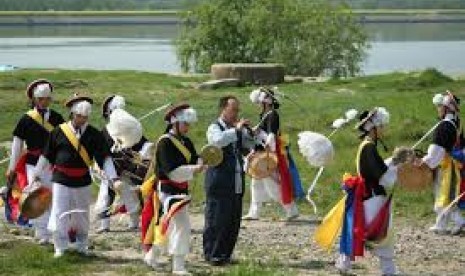 Nongak, musik tradisional Korea.