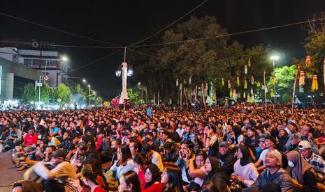 Nonton bareng laga FIFA match day antara Indonesia melawan Argentina dipadati oleh puluhan ribu masyarakat. Kegiatan tersebut digelar melalui videotron yang berada di depan balai kota Solo, Senin (19/6/2023) malam.