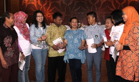 Nonton Bareng Opera Ular Putih – Sekretaris Perusahaan BCA Inge Setiawati (ketiga dari kiri), Pimpinan Produksi Teater Koma Ratna Riantiarno (tengah) dan Manajer Panggung Teater Koma Sekaligus Pemeran Opera Ular Putih tahun 1994 Sari Madjid (ketiga kanan) 