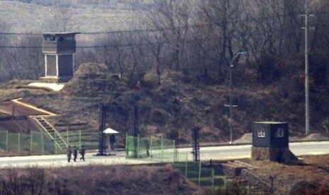 North Korean soldiers patrol at a border gate leading to the inter-Korean Kaesong industrial complex, in Paju, north of Seoul April 4, 2013. 