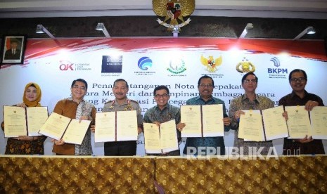 Nota kesepahaman Satgas Waspada Investasi di Jakarta, Selasa (21/6). (Republika/ Agung Supriyanto)