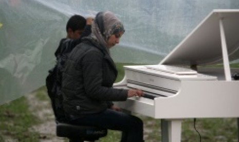 Nour Alkhzam, perempuan Suriah memainkan piano yang di bawa seniman Cina Ai Wei Wein ke kamp pengungsi