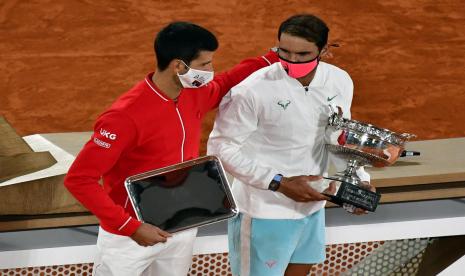 Novak Djokovic (kiri) berbinncang dengan Rafael Nadal usai partai final tunggal putra French Open 2020. 